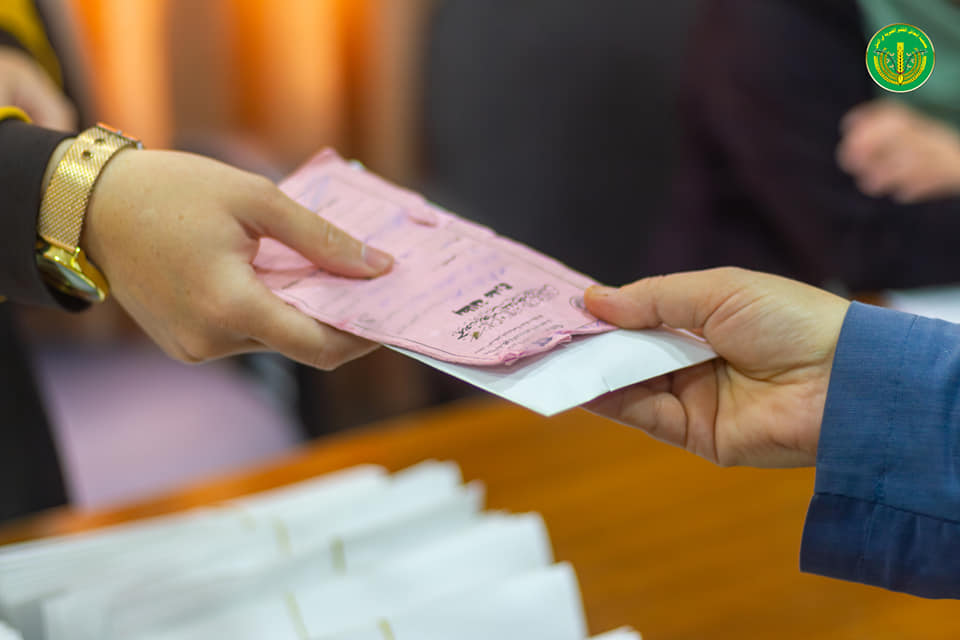 وزيع المساعدات المالية والعينية للشهر العاشر